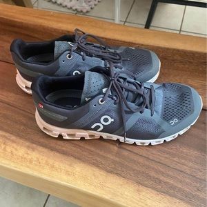 size 7 on clouds // gently worn